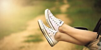 Czy jasne buty pasują do czarnych rajstop?